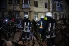Rakétatalálat ért egy harkivi lakóházat