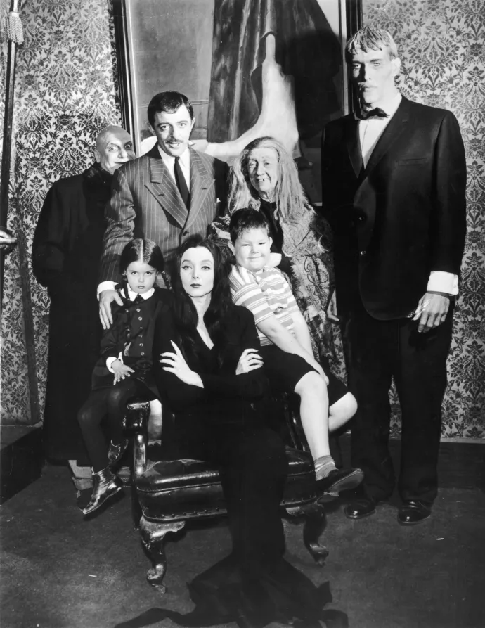 Az Addams Family című sorozat szereplői 1964-ben, Lisa Loring baloldalt – Fotó: Hulton Archive / Getty Images