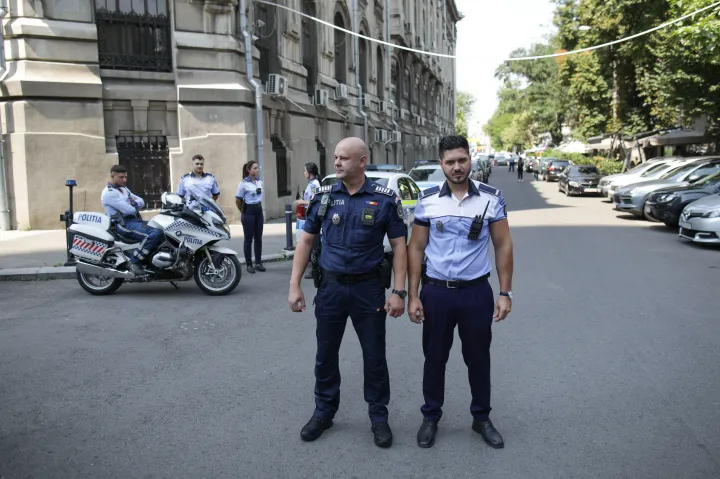 Szakadt ülepű nadrágokról posztolnak a rendőrök, panaszkodnak az új egyenruhákra