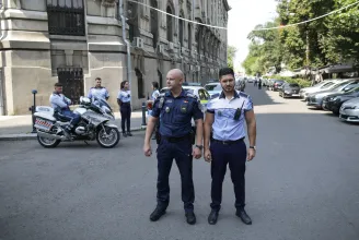Szakadt ülepű nadrágokról posztolnak a rendőrök, panaszkodnak az új egyenruhákra