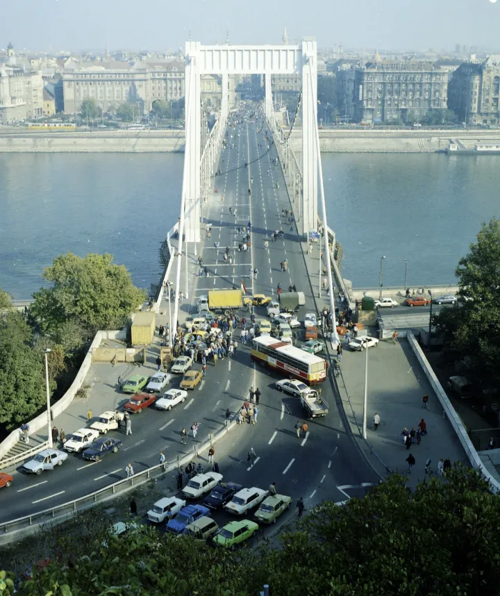 Lezárt Erzsébet híd a taxisblokád idején, 1990. október 26-án – Fotó: Záray Péter / Fortepan