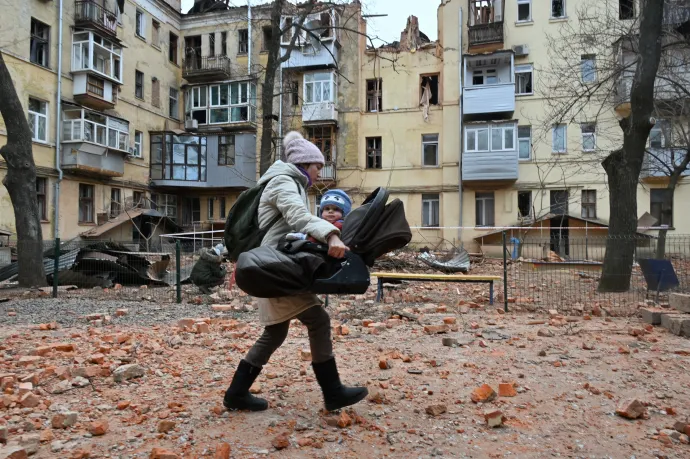 Harkivi lakóház romjai a rakétatámadás után 2023. január 30-án – Fotó: Sergey Bobok / AFP