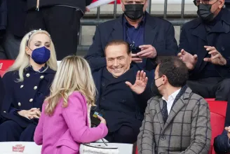Vagy százan hívták Berlusconit, hogy intézi-e a prostikat, ha már megverték a Juvét