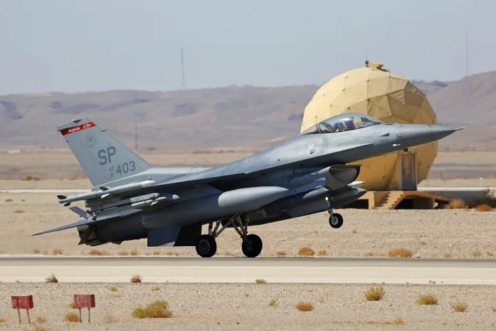 Az amerikai légierő egyik F-16-os vadászgépe leszáll a "Kék zászló" elnevezésű légvédelmi gyakorlaton az izraeli Eilat várostól északra fekvő Ovda légibázison 2021. október 24-én – Fotó: Jack Guez / AFP