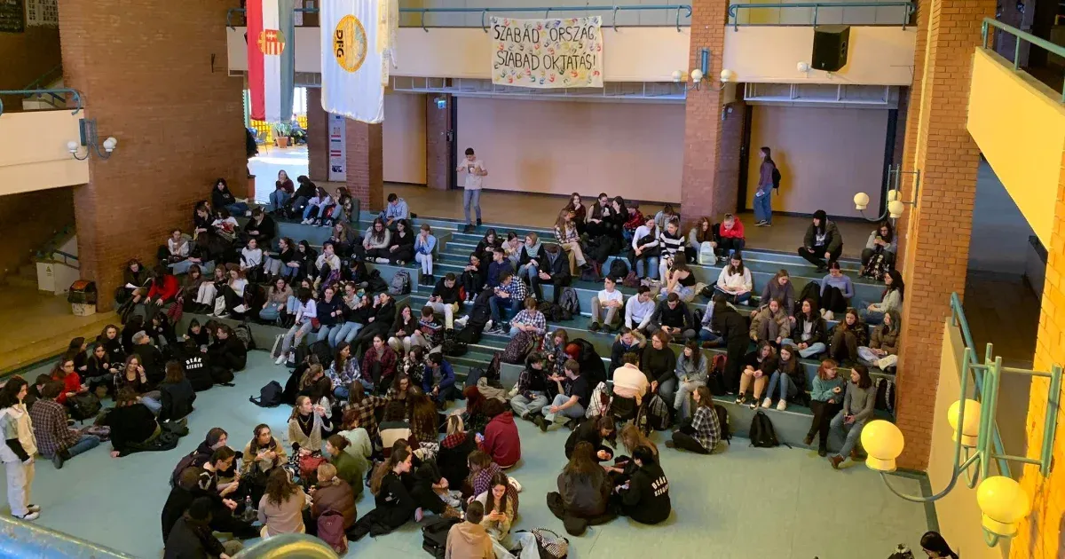 A szegedi Deák Ferenc Gimnázium száz tanulója ült le az iskola aulájában