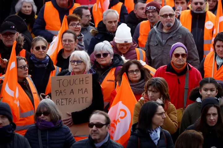 Tanárok és vasutasok is sztrájkolnak Franciaországban, mert a kormány megemelné a nyugdíjkorhatárt