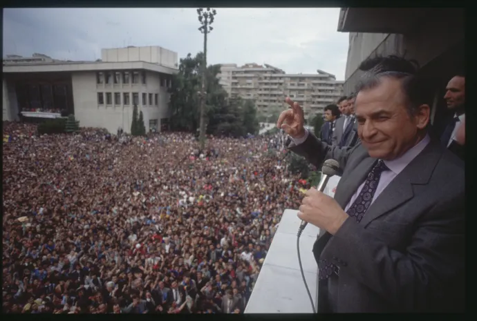 Ion Iliescu egy kampányrendezvényen Pitești-ben, 1990. máj. 5-én – Fotó: Langevin Jacques / Sygma / Getty Images
