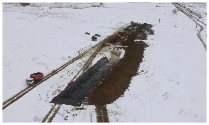 Gödröket ásnak a telepek környékén – Fotó: Képernyőmentés a Brasov.net videójából