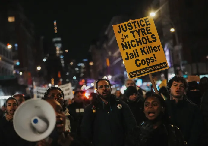 "Igazságot Tyre Nicholsnak, börtönbe a gyilkos rendőrökkel" – hirdeti egy transzparens egy New York-i tüntetésen 2023. január 28-án – Fotó: Jeenah Moon / Reuters