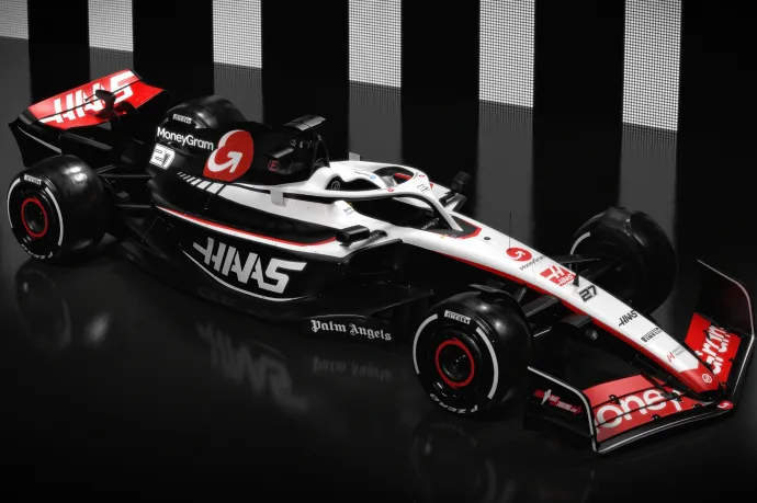 Befutott az első 2023-as F1-kocsi, feketére vált a Haas