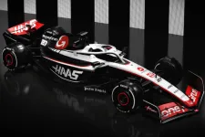 Befutott az első 2023-as F1-kocsi, feketére vált a Haas