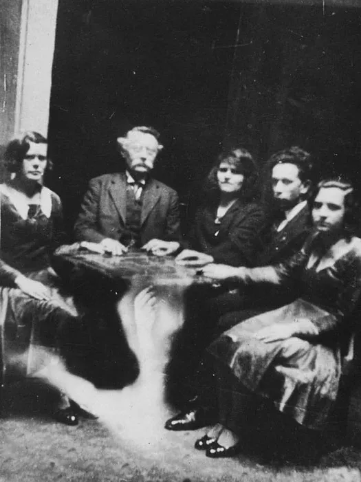 Asztaltáncoltatás 1920-ban – Fotó: William Hope / National Media Museum / Flickr
