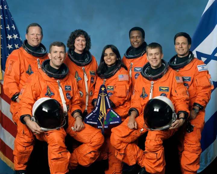 A Columbia legénysége (b–j): David Brown, Rick Husband, Laurel Clark, Kalpana Chawla, Michael Anderson, William McCool és Ilan Ramon – Fotó: Nasa
