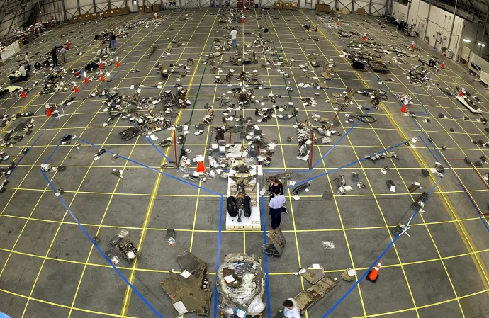 A Columbia roncsai az RLV hangárban – Fotó: NASA