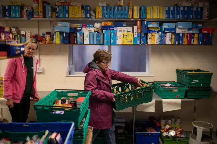 A Coventry Élelmiszerbank központjában adományokból élelmiszercsomagokat állítanak össze a dolgozók, 2023. január 23-án. A csomagokat azoknak a rászorulóknak adják majd át, akik megélhetési gondjaik miatt utalványt kaptak az élelmiszerbanktól – Fotó: Oli Scarff / AFP