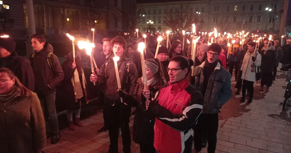 Győrben fáklyás tüntetés volt a tanárokért