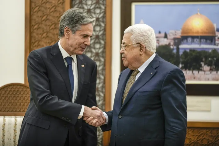 Antony Blinken és Mahmúd Abbász a keddi tárgyaláson – Fotó: Majdi Mohammed / AFP
