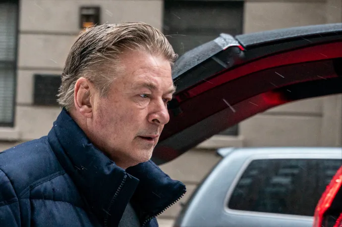 Alec Baldwin ellen hivatalosan is vádat emeltek gondatlanságból elkövetett emberölés miatt