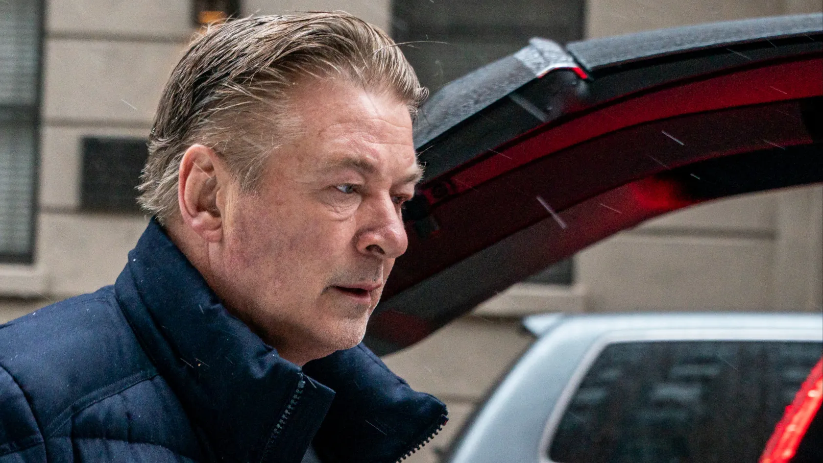 Alec Baldwin ellen hivatalosan is vádat emeltek gondatlanságból elkövetett emberölés miatt