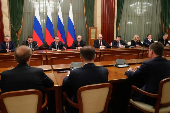 Dmitrij Medvegyev orosz miniszterelnök és Vlagyimir Putyin orosz államfő kabinetülésen vesz részt a moszkvai Kremlben 2020. január 15-én, ahol Medvegyev bejelentette, hogy kormányával együtt lemond – Fotó: Dmitry Astakhov / Sputnik / AFP