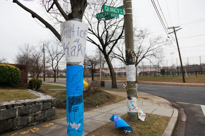 Karonra emlékező molinók az incidens helyszínén 2023. január 12-én – Fotó: Bryan Olin Dozier / NurPhoto / AFP