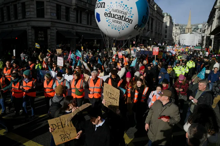 Oktatási dolgozók London központjában, a tanárok először sztrájkolnak a fizetés és a munkakörülmények miatt, csatlakozva százezer köztisztviselőhöz – Fotó: Toby Melville / Reuters
