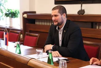 Összeesett egy képviselő a parlamenti ülésen Szlovákiában