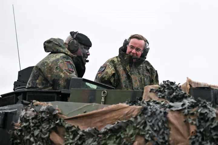 Boris Pistorius német védelmi a lipperlandi harckocsidandárnál, ahol az Ukrajnának szállítandó Leopard 2-es harckocsikat tekinti meg – Fotó: Benjamin Westhoff / Reuters 