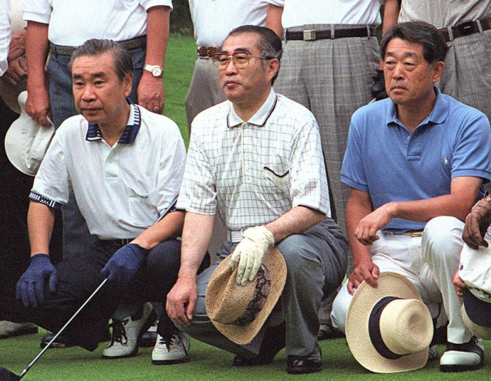 Az egykori japán miniszterelnök, Keizo Obucsi (középen) és Cutomu Hata (balra) Josiakival 1999-ben. Fotó: AFP