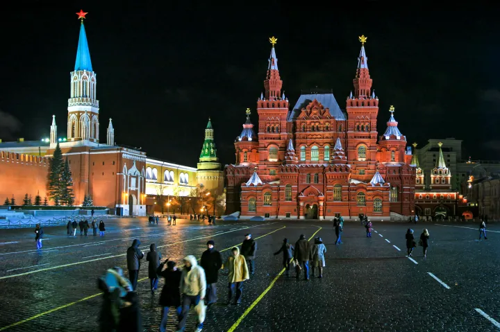 Letartóztattak Moszkvában egy amerikai nőt, mert egy borjút sétáltatott a Vörös téren