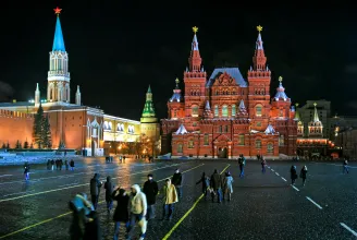 Letartóztattak Moszkvában egy amerikai nőt, mert egy borjút sétáltatott a Vörös téren