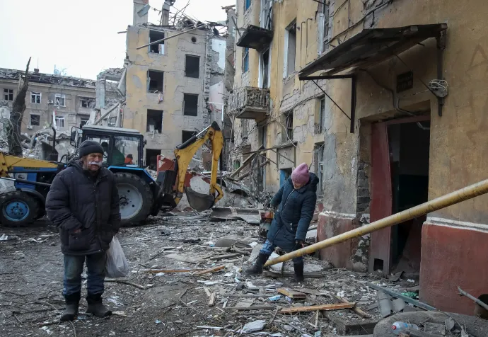 Helyiek egy orosz rakétatámadásban megrongálódott lakóház romjainál az ukrajnai Kramatorszkban 2023. február 2-án – Fotó: Vyacheslav Madiyevskyy / Reuters