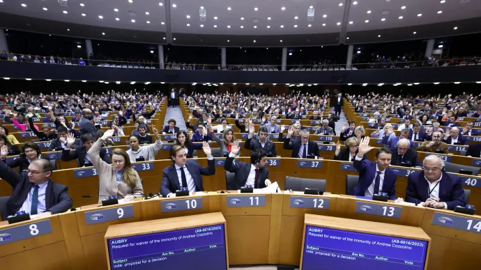 Az Európai Parlament tagjai kézfeltartással szavaztak Andrea Cozzolino és Marc Tarabella mentelmi jogának felfüggesztéséről Fotó: Yves Herman / Reuters