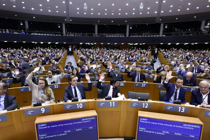 Katargate: felfüggesztette két képviselő mentelmi jogát az Európai Parlament