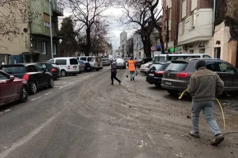 Összesároztak egy utcát a városban, felsikáltatták velük a rendőrök