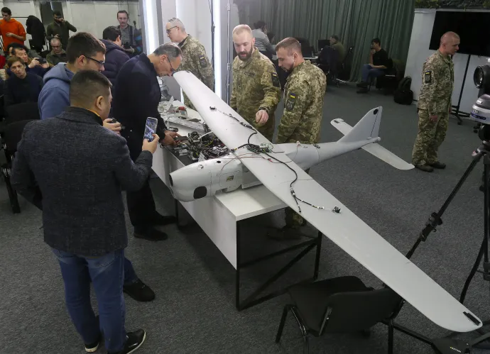 Az ukrán biztonsági és védelmi erők egy Kijevben tartott sajtótájékoztatón bemutatják az UAV típusú drónok, mint például a Sahed–136 részeit 2022. december 15-én, amelyeket Oroszország Ukrajna ellen használt – Fotó: Vladimir Sindeyeve / AFP