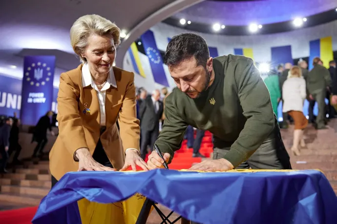 Volodimir Zelenszkij és Ursula von der Leyen egy ukrán nemzeti zászlót dedikálnakFotó: Ukrán Elnöki Hivatal via AFP