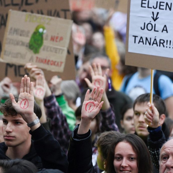 Státusz és bosszú: tüntetéssel készülnek a parlament rendkívüli ülésére a tanár-szakszervezetek