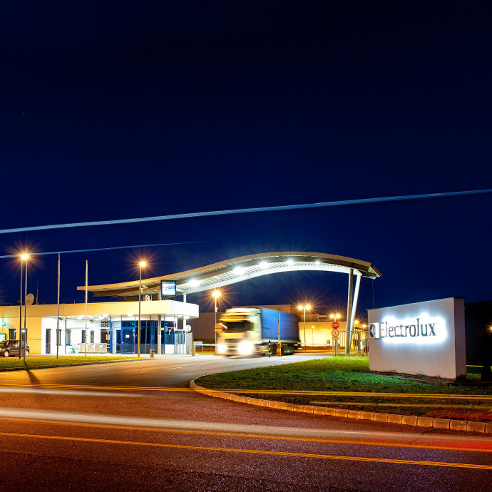 Tavaly a gyár fejlesztéséről tárgyalt Szijjártó, idén bezárja az Electrolux