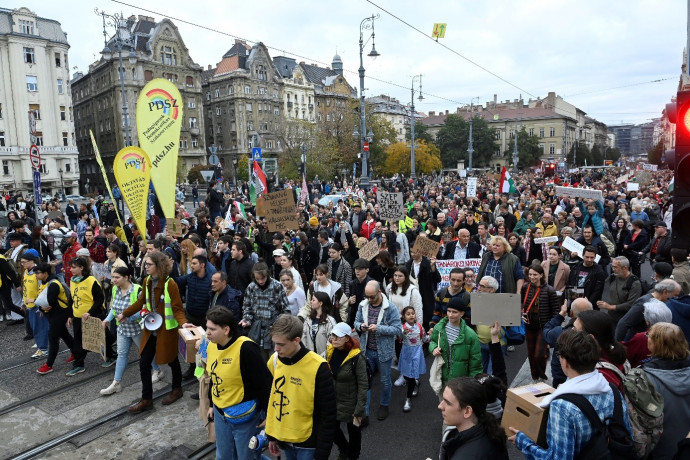 Az ADOM és a Pedagógusok Demokratikus Szakszervezete által a pedagógusokért meghirdetett szolidaritási tüntetés résztvevői vonulnak a Vámház körúton október 23-án. Fotó: Koszticsák Szilárd/MTI