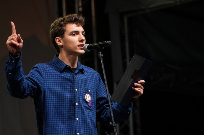 Ákos mond beszédet az október 23-i tüntetésen. Forrás: Bozai Ákos