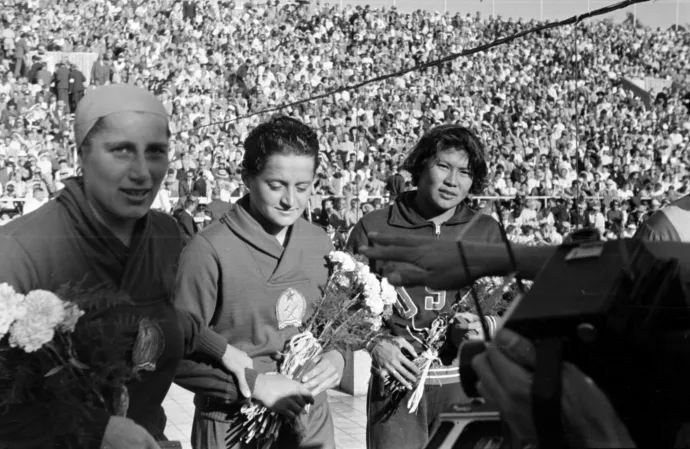 Gyenge Valéria aranyérmes 400 m-es női gyorsúszásban a XV. nyári olimpiai játékokon 1952-ben – Fotó: Bojár Sándor / Fortepan