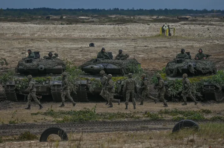 A lengyel hadsereg német gyártmányú Leopard harckocsijai a Nowa Deba-i gyakorlótéren Lengyelországban egy hadgyakorlaton 2022. szeptember 21-én – Fotó: Artur Widak / NurPhoto / AFP