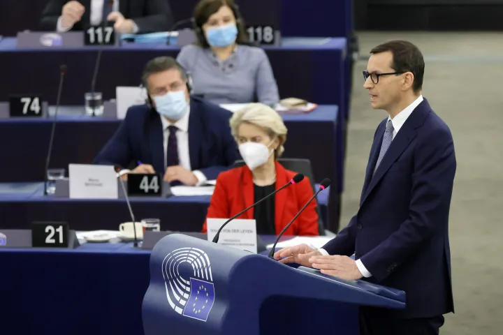 Mateusz Morawiecki lengyel miniszterelnök a lengyel alkotmánybíróság legutóbbi, a lengyel alkotmány és az európai uniós jog viszonyát illető döntéséről tartott vitán az Európai Parlament strasbourgi üléstermében 2021. október 19-én – Fotó: Ronald Wittek / EPA pool / MTI