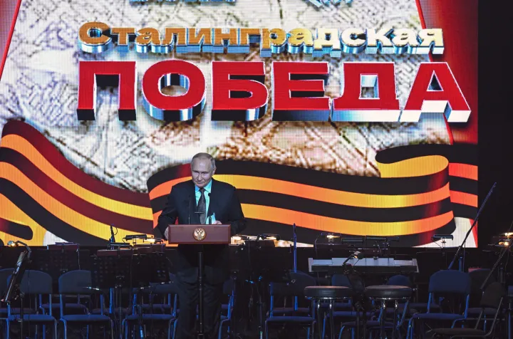Vlagyimir Putyin orosz elnök beszédet mond a sztálingrádi csata 80. évfordulóján Volgográdban 2023. február 2-án – Fotó: Dmitry Azarov / AFP