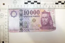 Tintasugaras nyomtatóval készített egy tízezrest, de lebukott vele a presszóban