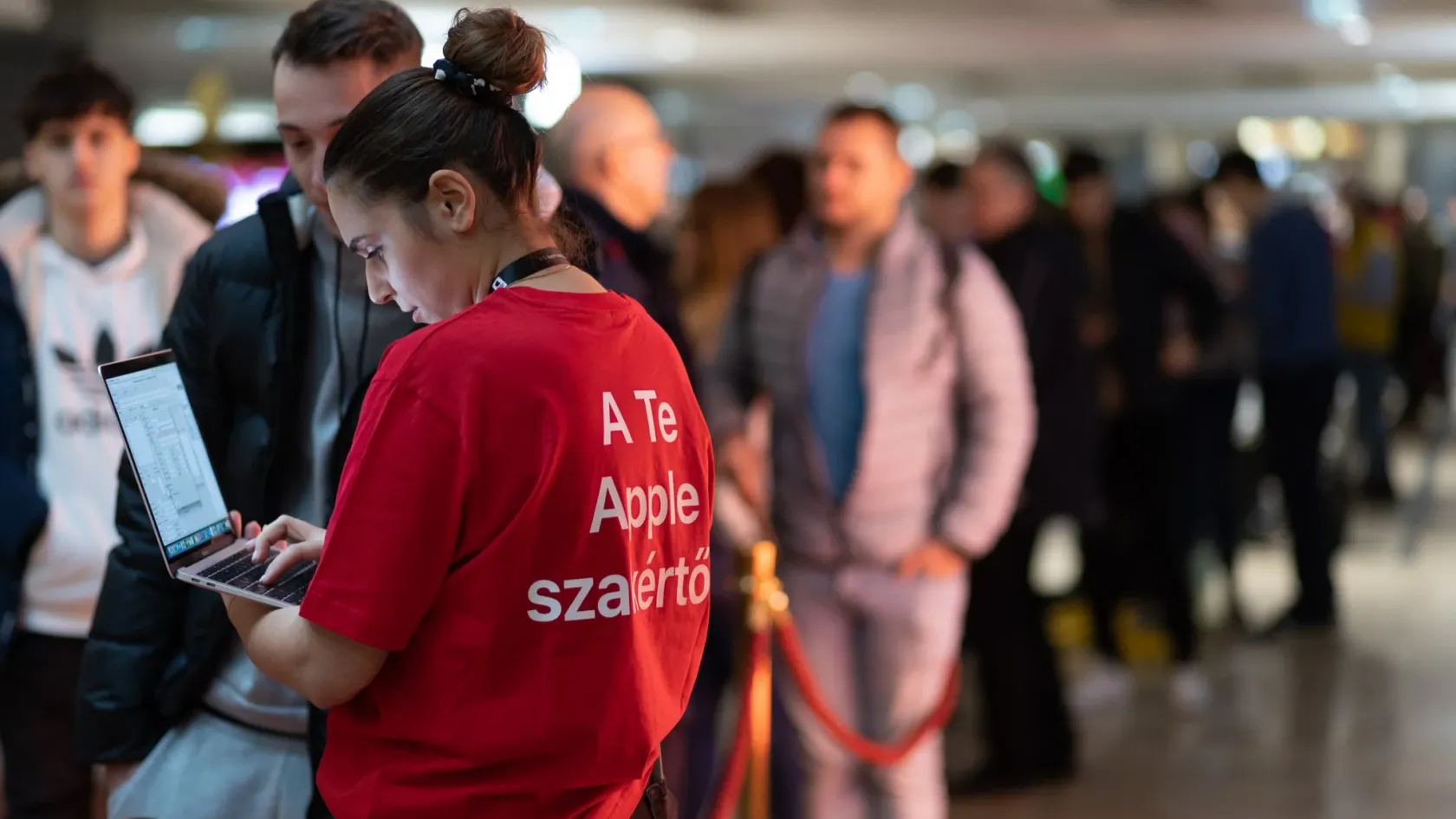 Levitték a MacBook árát egy napra, erre a magyarok órákat álltak sorban miatta