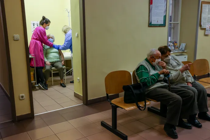 Időseket oltanak be koronavírus elleni védőoltással egy fővárosi háziorvosi rendelőben 2021. február 4-én – Fotó: Huszti István / Telex