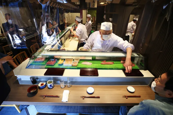 Szusibotrány Japánban, szándékosan nyalogatták a csészéket és a közös szószt