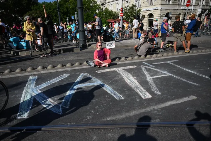Tüntetés az katatörvény ellen, a Margit-hídon, 2022. július 12-én – Fotó: Melegh Noémi Napsugár / Telex